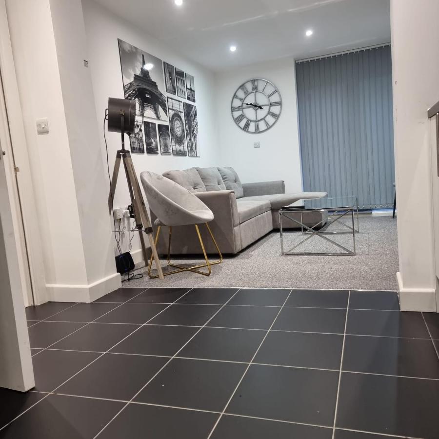 Classic 2 Bed Apartment In Oldkent Road لندن المظهر الخارجي الصورة