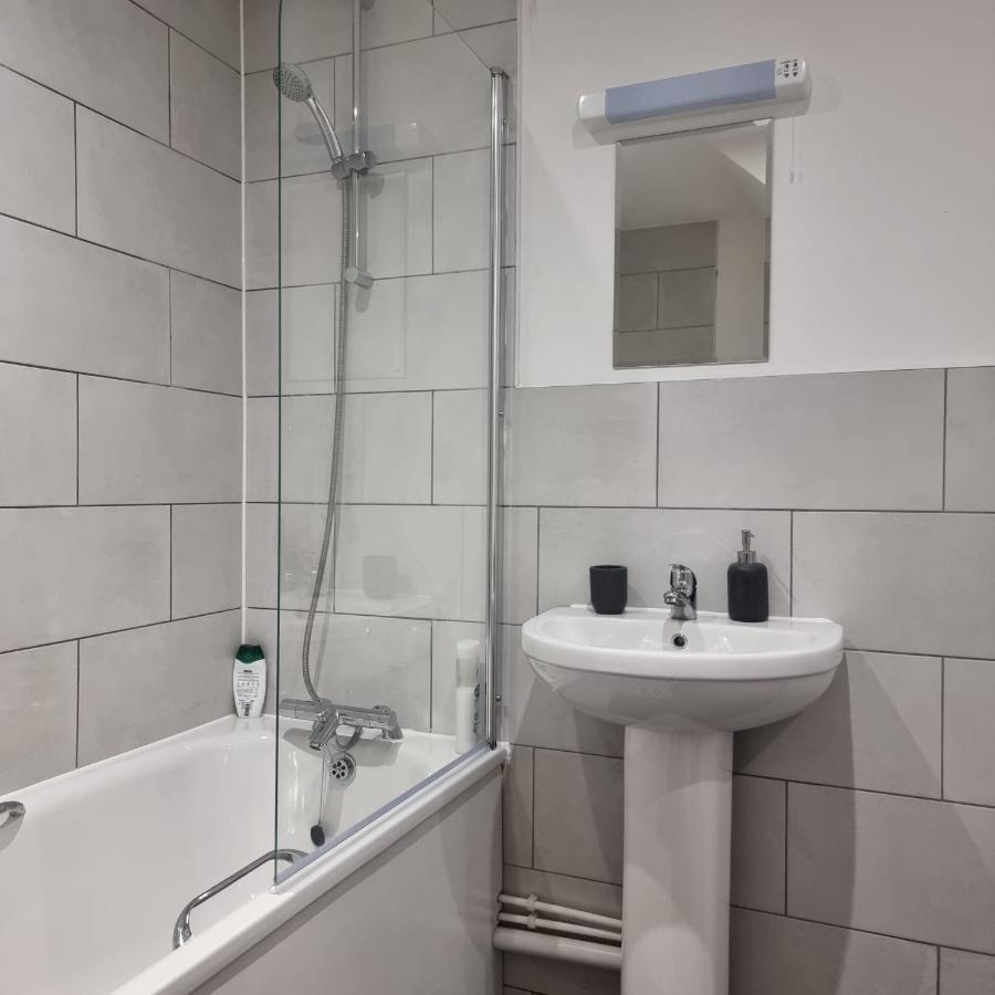 Classic 2 Bed Apartment In Oldkent Road لندن المظهر الخارجي الصورة
